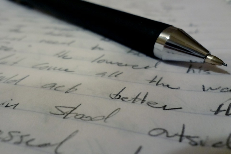 długopis na papierze z tekstem